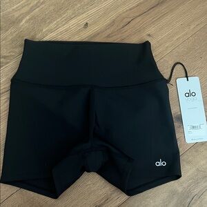 NWT Alo Yoga Women's High-Waist Airlift Black Shorts